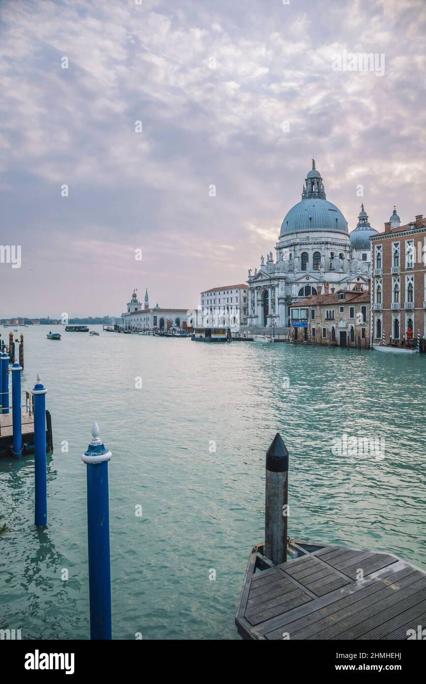 Italien, Venetien, Venedig, Santa Maria della Salute / Heilige Maria der Gesundheit an der Punta della Dogana am Canal Grande Stockfoto