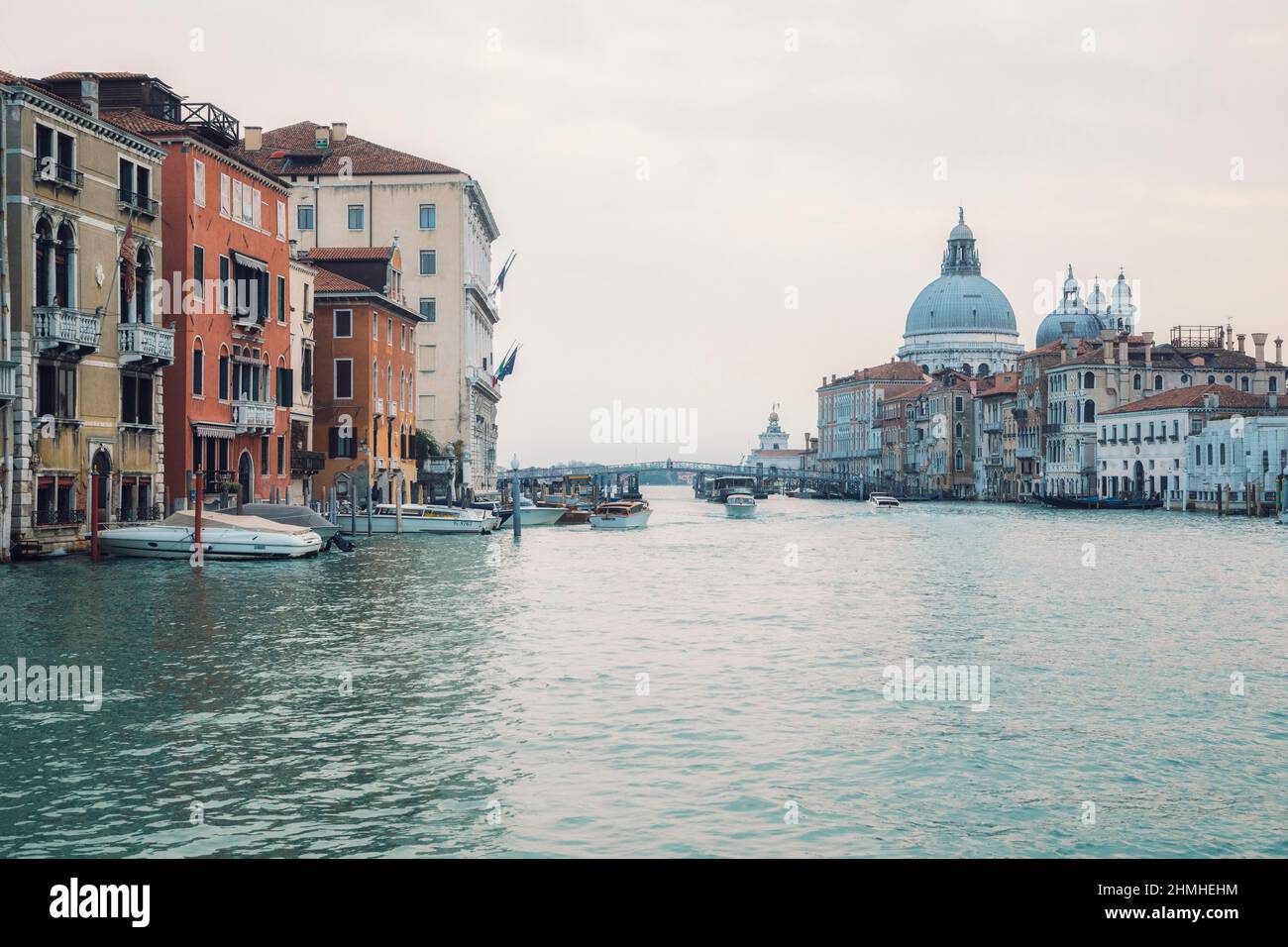 Italien, Venetien, Venedig, Santa Maria della Salute / Heilige Maria der Gesundheit an der Punta della Dogana am Canal Grande Stockfoto