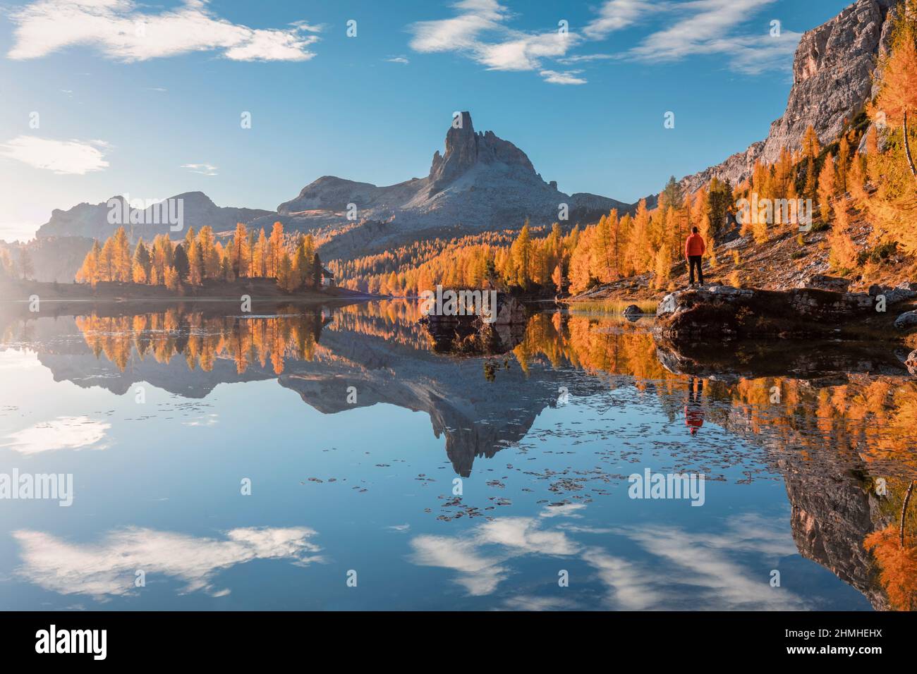 Italien, Venetien, Belluno, Cortina d' Ampezzo, Croda da Lago Hütte, ein Mann (45 bis 50 Jahre), der im Herbst auf einem Felsen am Federa See steht, Stockfoto