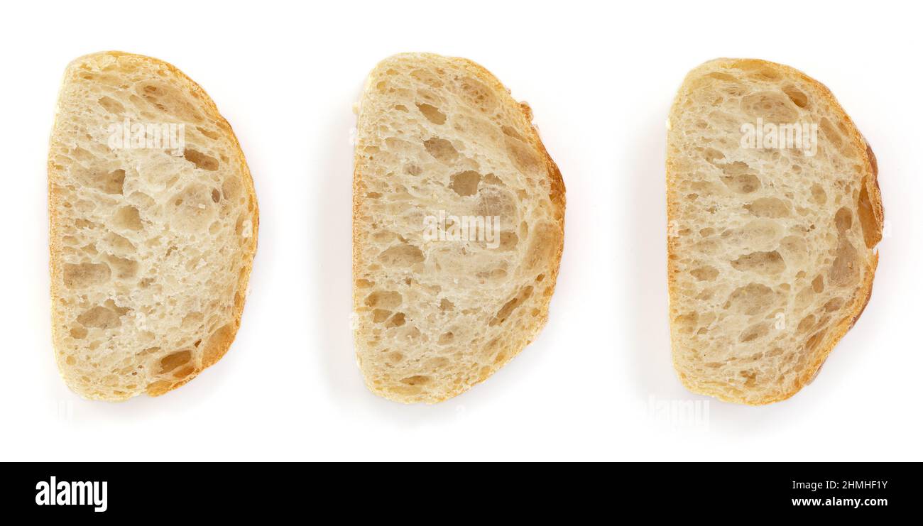 Knuspriges Baguette isoliert auf weißem Hintergrund, geschnittenes frisches Brot, Scheibe Chiabata-Brot, appetitliches Konzept, Draufsicht Stockfoto