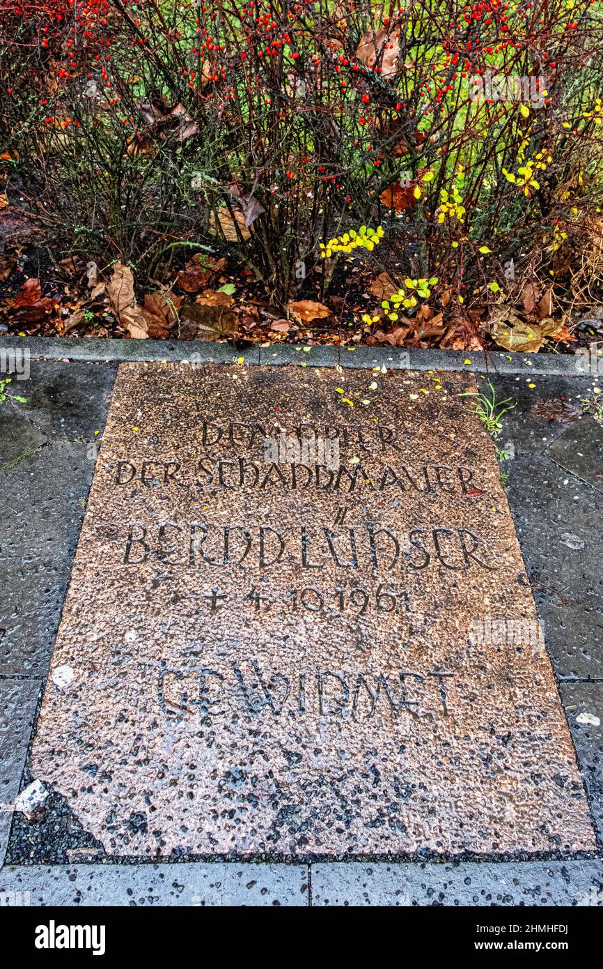 Gedenktafel von Bernd Lüser, einem der ersten Opfer der Berliner Mauer, der bei einem Fluchtversuch in der Bernauer Straße, Mitte, Berlin, ums Leben kam Stockfoto