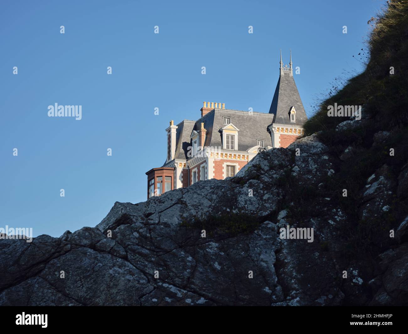 Die Villa Roches Brunes, die der Stadt Dinard im Departement Lle-et-Vilaine der Bretagne vermacht wurde, liegt auf dem Vorgebirge von Malouine. Die Villa wird heute für verschiedene kulturelle Aktivitäten genutzt Stockfoto