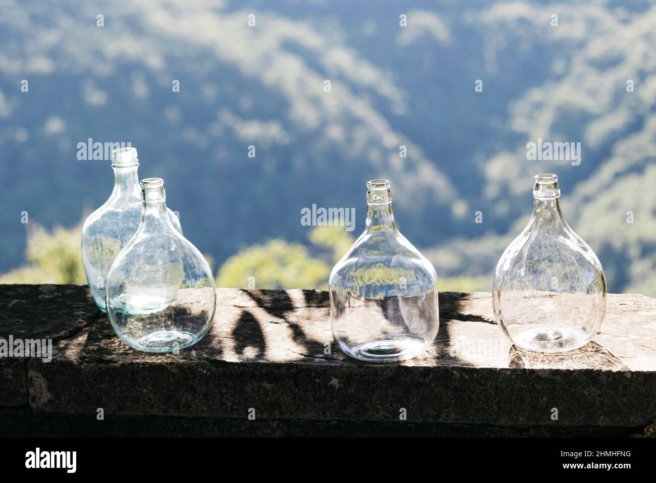 Vier Glasvasen an einer Wand im Bergdorf Groznjan in Istrien, Kroatien Stockfoto