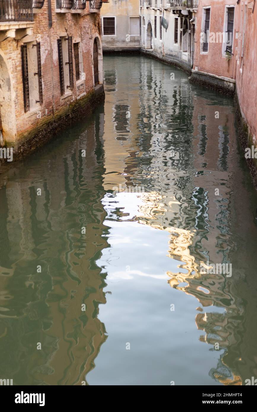 Kleiner Kanal in Venedig mit der Spiegelung der umliegenden Gebäude im Wasser Stockfoto
