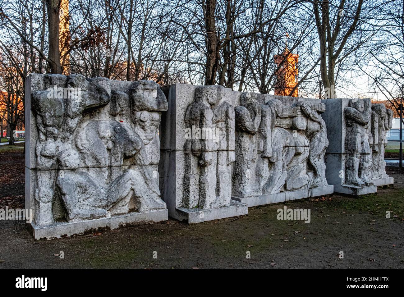 Steinerne skulpturale Tafel zur Geschichte der sozialistischen Bewegung - Marx-Engels-Forum, Berlin Stockfoto