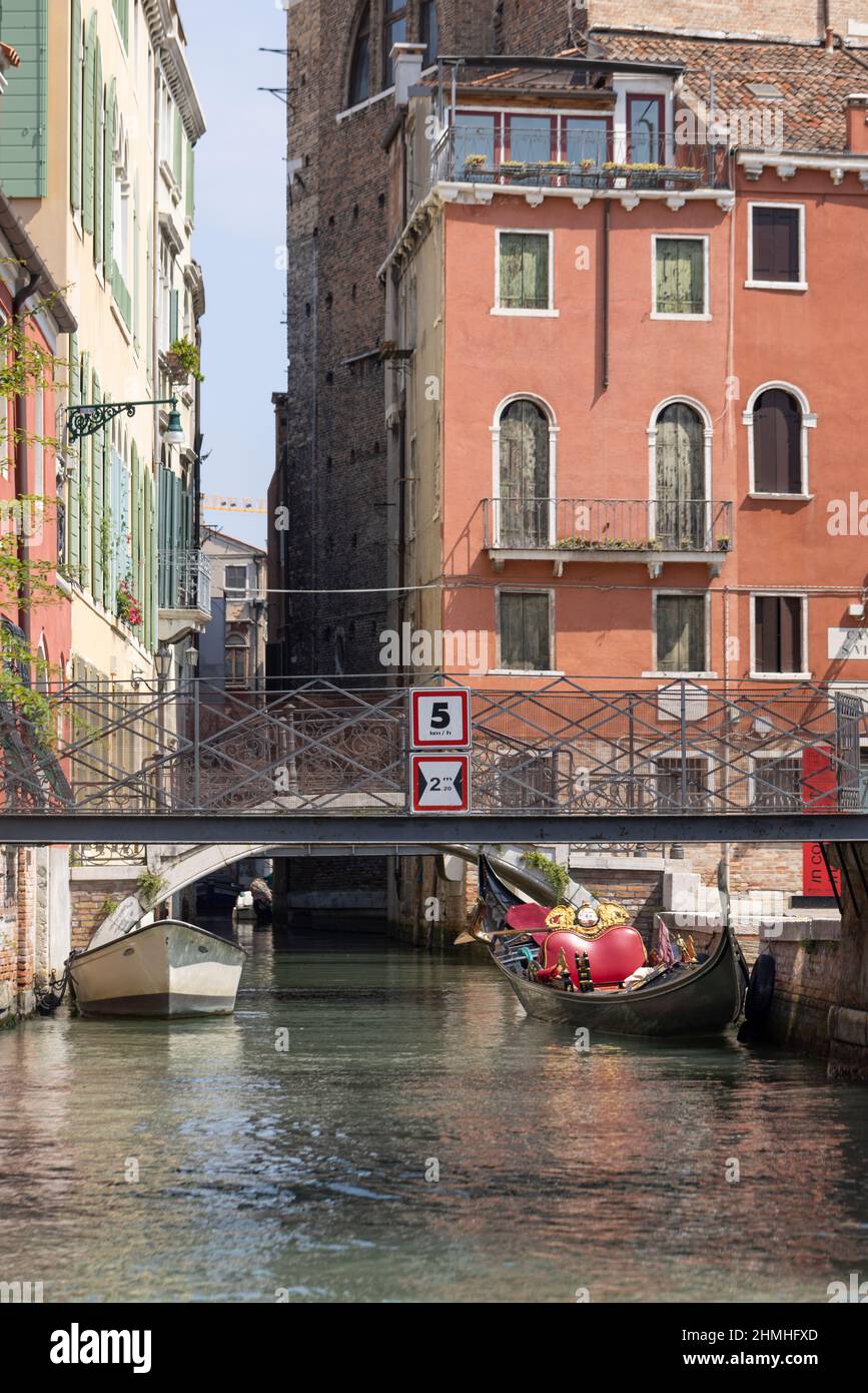 Blick auf einen kleinen, ruhigen Kanal in Venedig, Italien Stockfoto