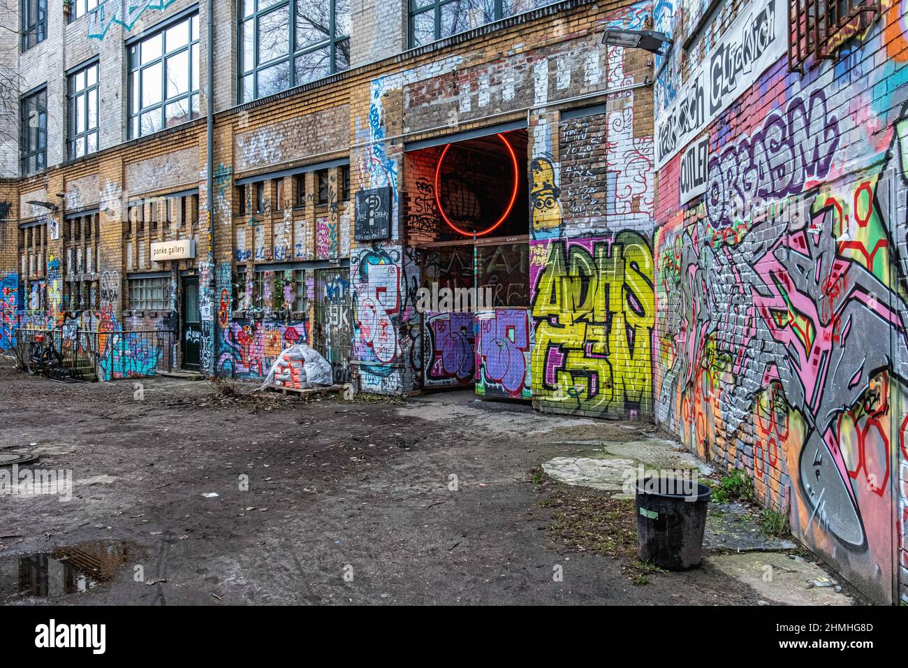 Hochzeit, Berlin. Eingang des baufälligen alten Industriegebäudes am Panke-Fluss in der Gerichtstraße 23. Private und geschäftliche Nutzung. Stockfoto