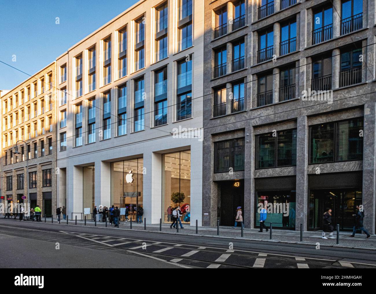 Apple Rosenthaler. Am 2. Dezember 2021 wurde der neue Apple Store in der Rosenthaler Straße 44, Mitte, Berlin eröffnet Stockfoto