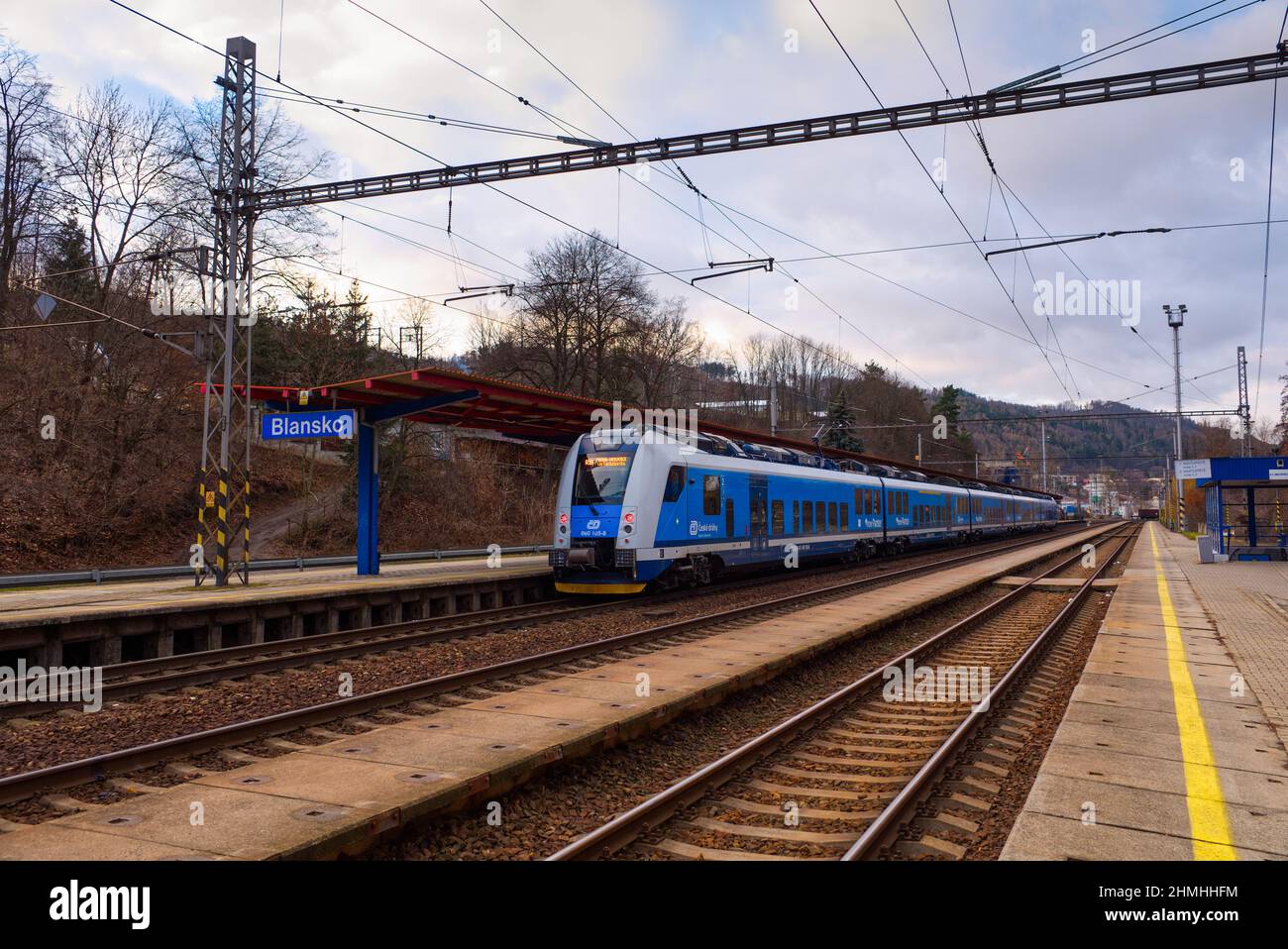 Blansko, Tschechische Republik - Dezember 20 2021: Blauer Ceske-Drahy-Zug Richtung Prag am Bahnhof Blansko. Hochwertige Fotos Stockfoto