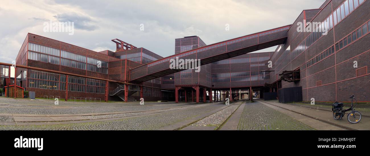 Industriedenkmal Zollverein kollidiert mit alten Backsteinbauten und einem großen Platz für die Lieferung per Schiene, genäht hochauflösendes Panorama Stockfoto