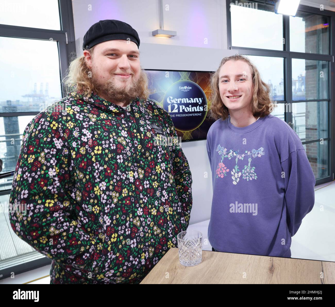 Hamburg, Deutschland. 10th. Februar 2022. Maël & Jonas, einer der sechs Acts für die deutsche Vorrunde des Eurovision Song Contest (ESC), aufgenommen auf einer Online-Pressekonferenz des Norddeutschen Rundfunks (NDR). Am großen ESC-Tag der ARD am 4. März entscheidet das Publikum dann, wer beim ESC in Turin, Italien, für Deutschland auf der Bühne stehen wird. Quelle: Christian Charisius/dpa/Alamy Live News Stockfoto