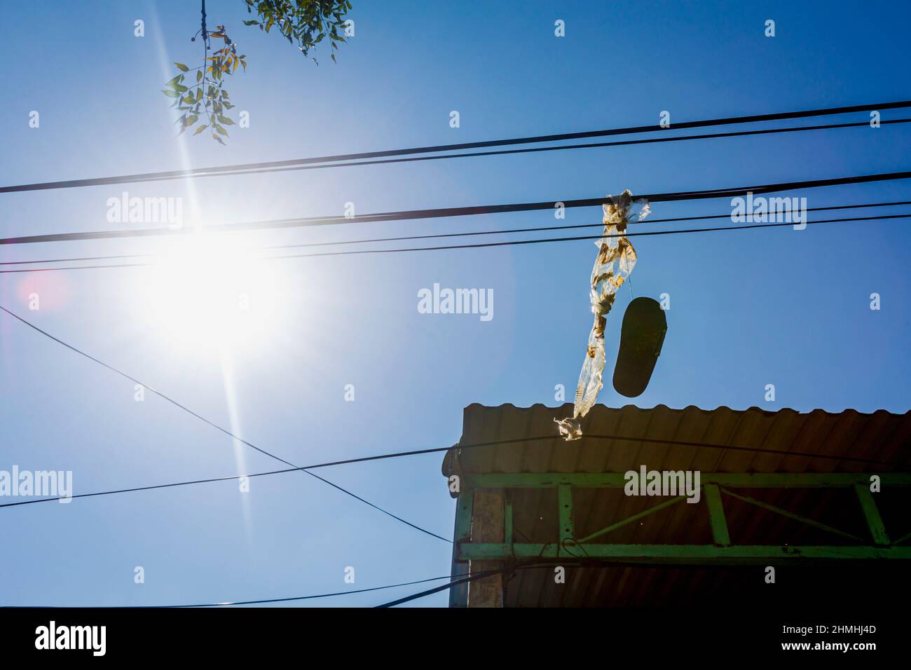 Der Highwire-Schuh hängt an den Kabeln in der Sonne. Stockfoto