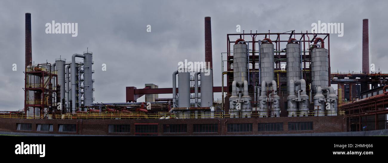 Raffinerietürme in der Kokerei der Zeche Zollverein, Denkmal der Industriekultur, hochauflösendes Panorama genäht Stockfoto