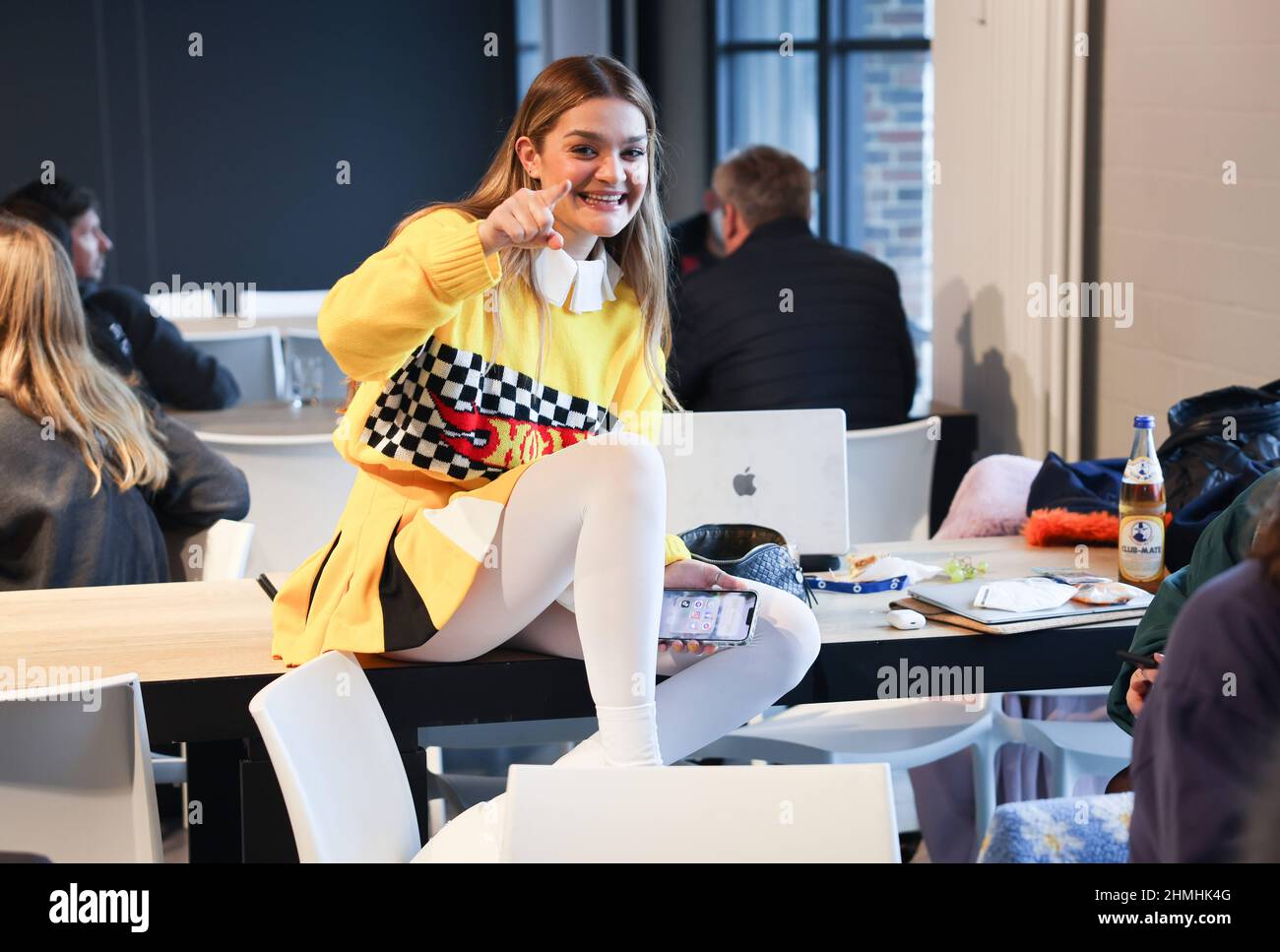 Hamburg, Deutschland. 10th. Februar 2022. Emily Roberts, eine der sechs Acts für die deutsche Vorrunde des Eurovision Song Contest (ESC), vor einer Online-Pressekonferenz des Norddeutschen Rundfunks (NDR). Am großen ESC-Tag der ARD am 4. März entscheidet das Publikum dann, wer beim ESC in Turin, Italien, für Deutschland auf der Bühne stehen wird. Quelle: Christian Charisius/dpa/Alamy Live News Stockfoto
