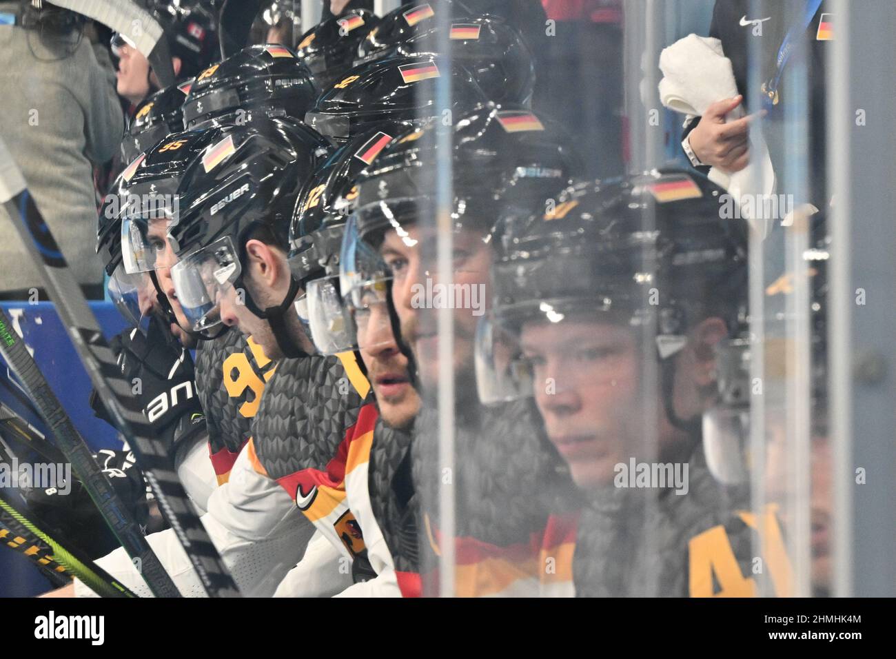 Peking, China. 10th. Februar 2022. Eishockey: Olympische Spiele, Kanada - Deutschland, Vorrunde, Gruppe A, Spieltag 1st, Wukesong Arena, die deutschen Spieler sind auf der Bank. Kredit: Peter Kneffel/dpa/Alamy Live Nachrichten Stockfoto