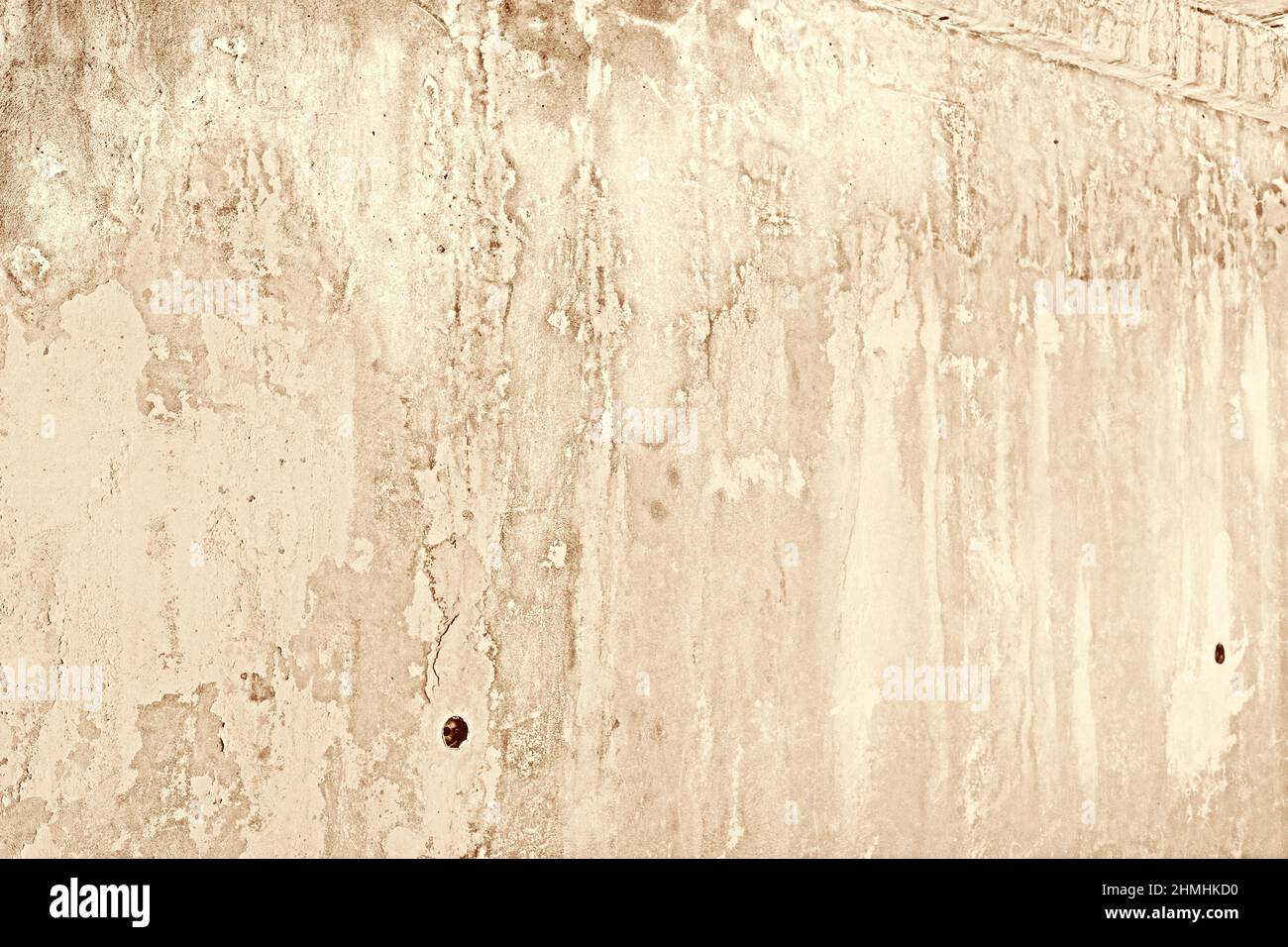 Hintergrund Betonwand, Spuren von Verwitterung, abgenutzte Wand beschädigt Farbe alte Farbe. Reste von alter Farbe auf der lackierten Betonoberfläche. Grungy Degru Stockfoto