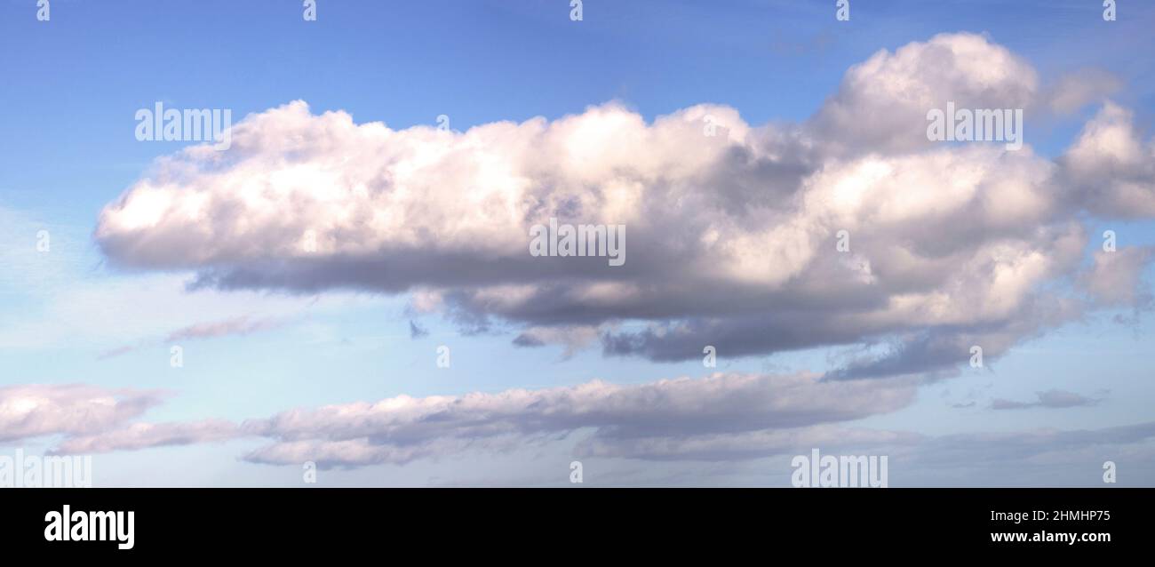 Der Cumulus ist der klassische Sonnentag "flauschige weiße Wolke". Mit bis zu 10000000000 Tröpfchen pro Kubikmeter sind sie für den Wasserkreislauf unerlässlich Stockfoto