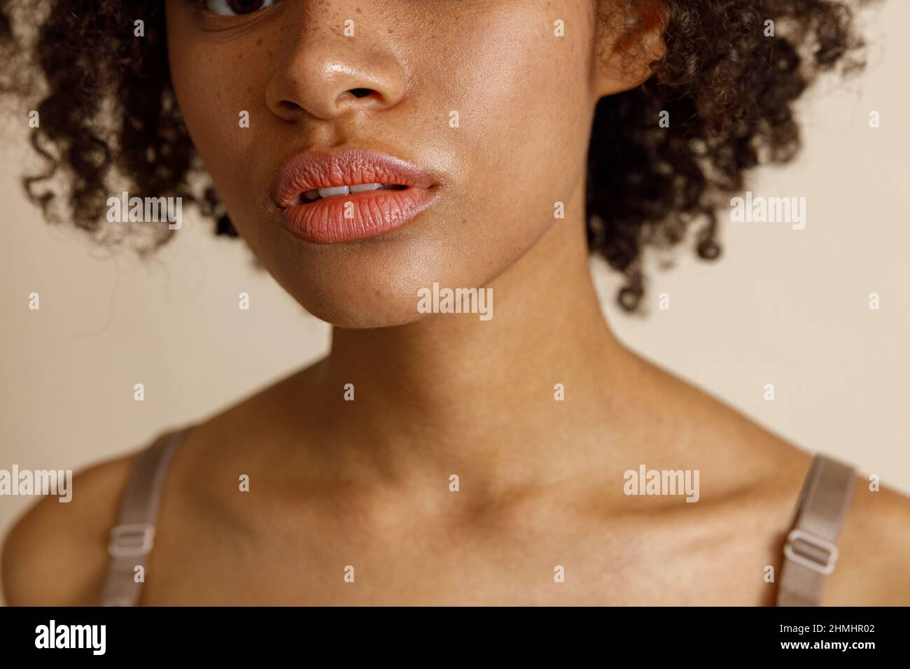 Weibliche Modell mit natürlichen Make-up posiert auf beigem Hintergrund Stockfoto