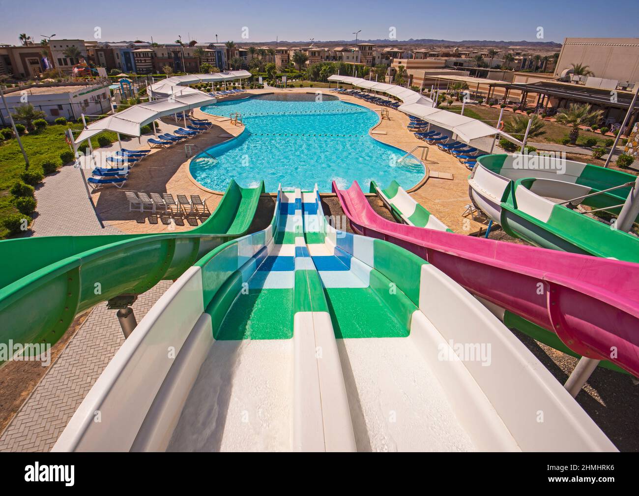 Luftaufnahme eines großen Swimmingpools mit Wasserrutschen im Wasserpark in einem luxuriösen tropischen Hotelresort Stockfoto