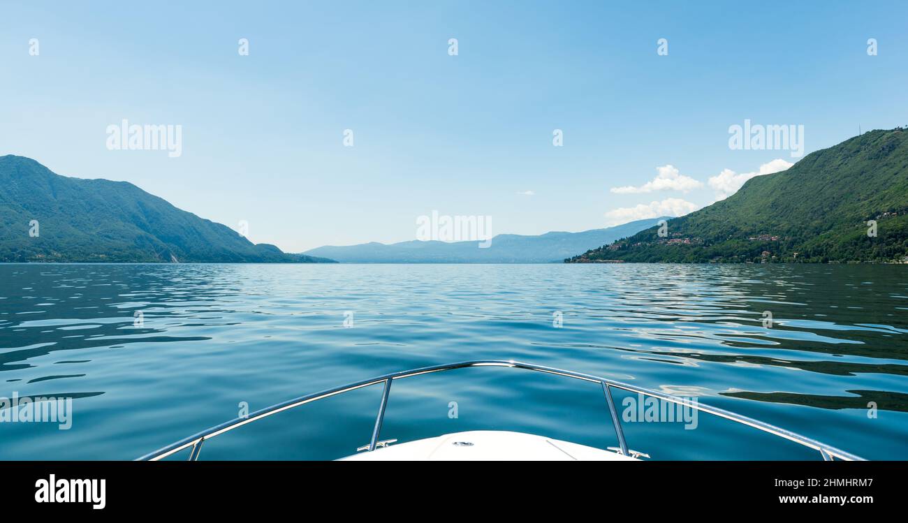 Auf dem Schiff segeln Sie auf dem Comer See. Italien. Entlang der grünen Berge und den kleinen italienischen Dörfern mit roten Dächern. Stockfoto
