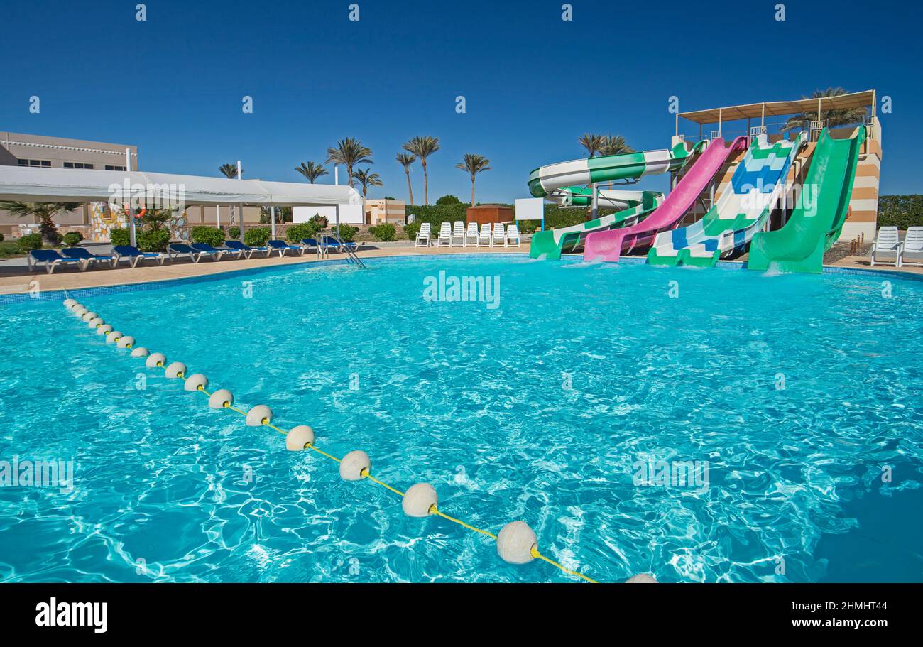 Großer Swimmingpool mit Wasserrutschen im Wasserpark in einem luxuriösen tropischen Hotelresort Stockfoto