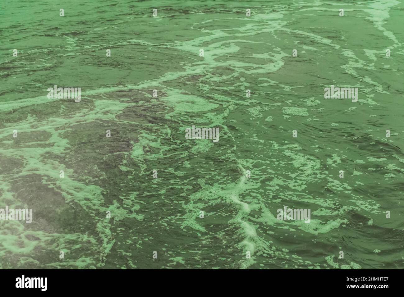 Oberfläche von verschmutzten kontaminierten giftigen giftigen Strahlung Wasser globale Probleme der Umweltverschmutzung der Natur. Stockfoto