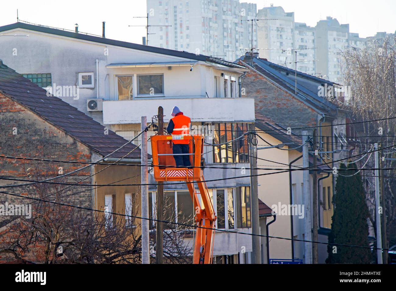 Elektriker Arbeiter auf einem Mast, Reparatur von Stromleitungen Stockfoto