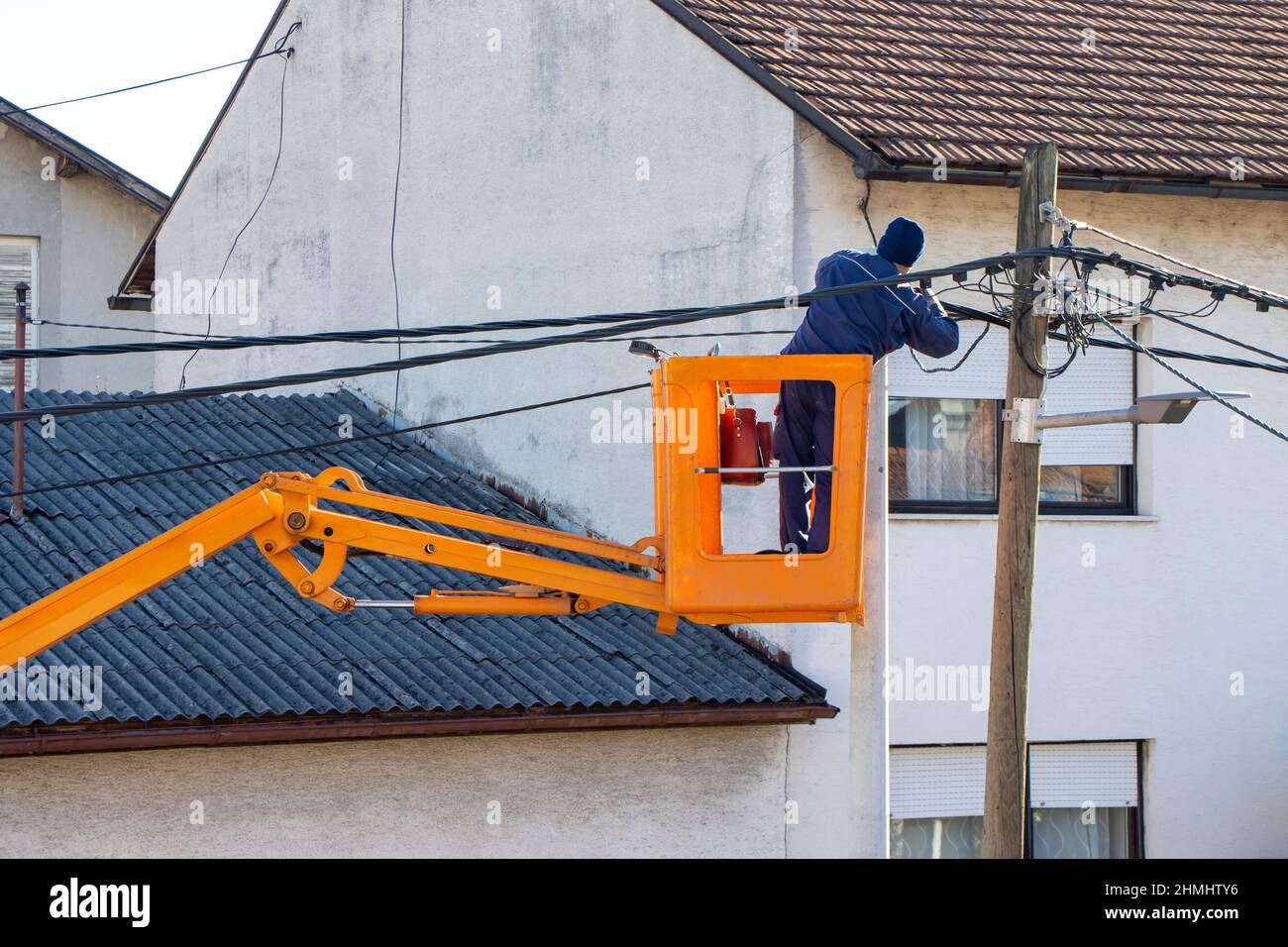 Elektriker Arbeiter auf einem Mast, Reparatur von Stromleitungen Stockfoto