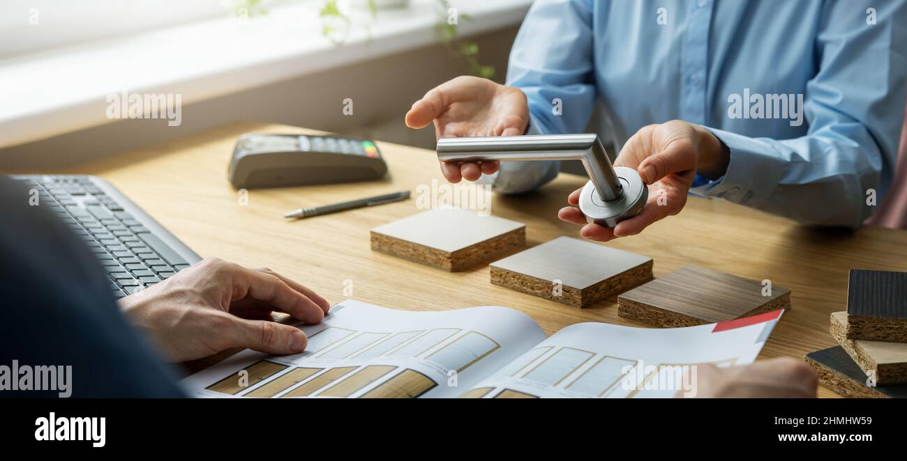 Der Kunde entscheidet sich für die Türkonstruktion und die Hardware im Türspeicher Stockfoto