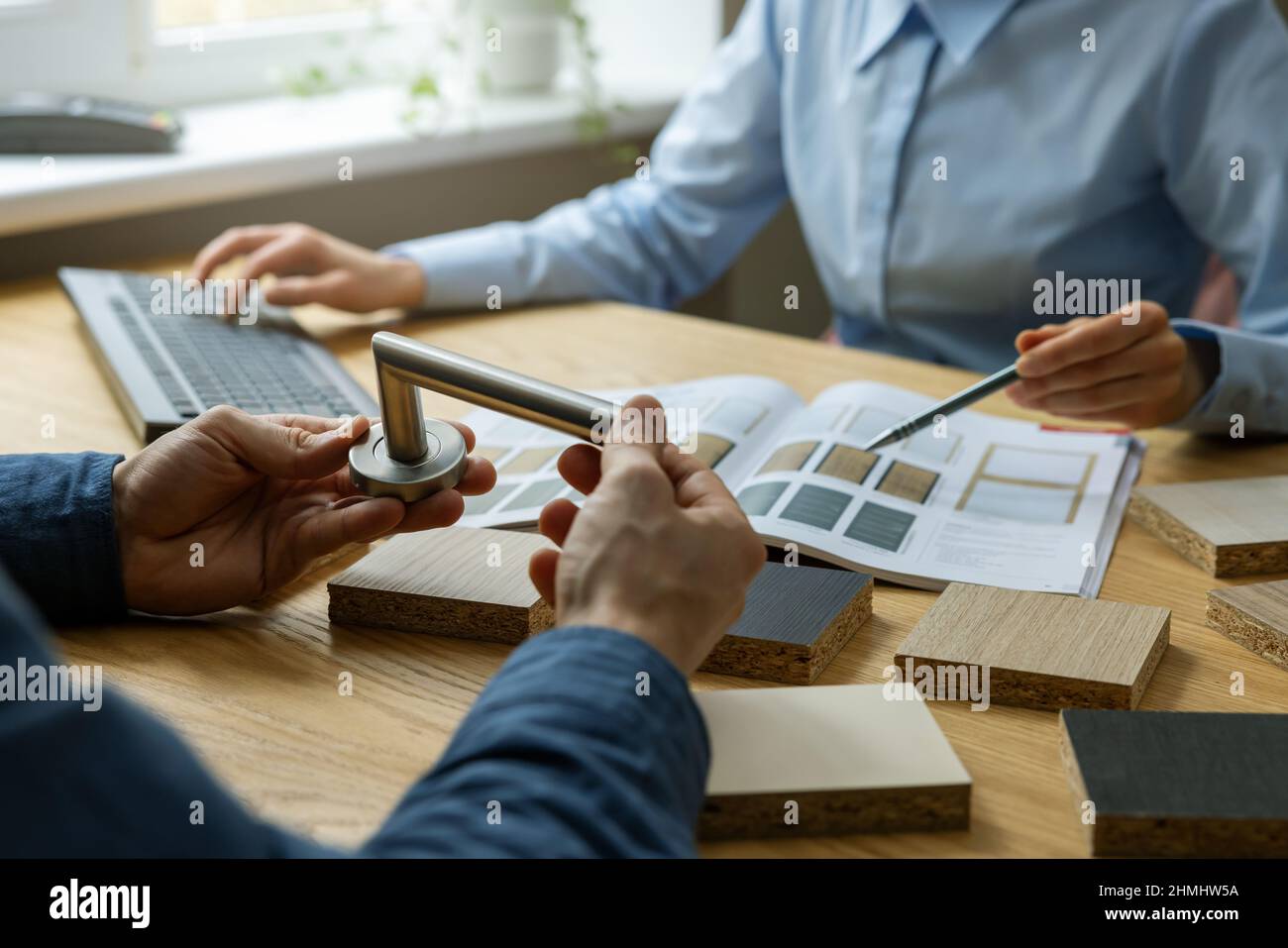 Kunden und Verkäufer wählen Tür- und Griffdesign im Ladenbüro Stockfoto