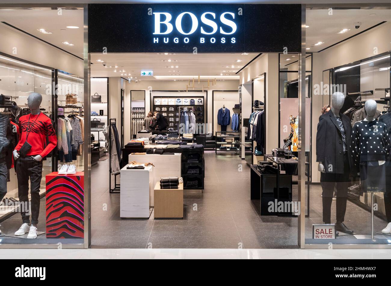 Hongkong, China. 10th. Februar 2022. Der Laden der deutschen  Bekleidungsmarke Hugo Boss in Hongkong. Kredit: SOPA Images Limited/Alamy  Live Nachrichten Stockfotografie - Alamy