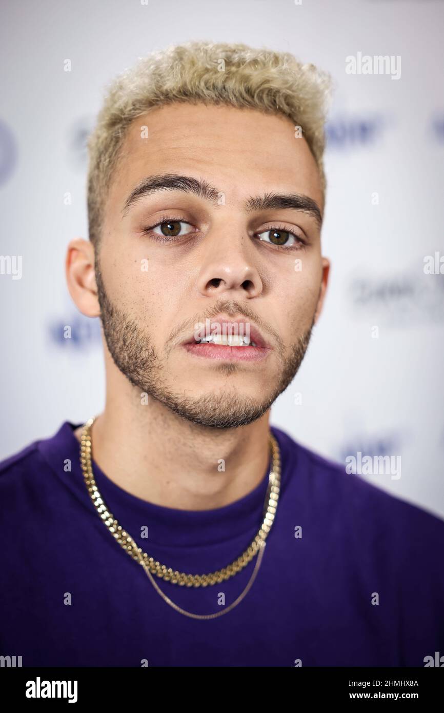 Hamburg, Deutschland. 10th. Februar 2022. Malik Harris, einer der sechs Acts für die deutsche Vorrunde des Eurovision Song Contest (ESC), bei einer Fotogelegenheit nach einer Online-Pressekonferenz des Norddeutschen Rundfunks (NDR). Am großen ESC-Tag der ARD am 4. März entscheidet das Publikum dann, wer beim ESC in Turin, Italien, für Deutschland auf der Bühne stehen wird. Quelle: Christian Charisius/dpa/Alamy Live News Stockfoto