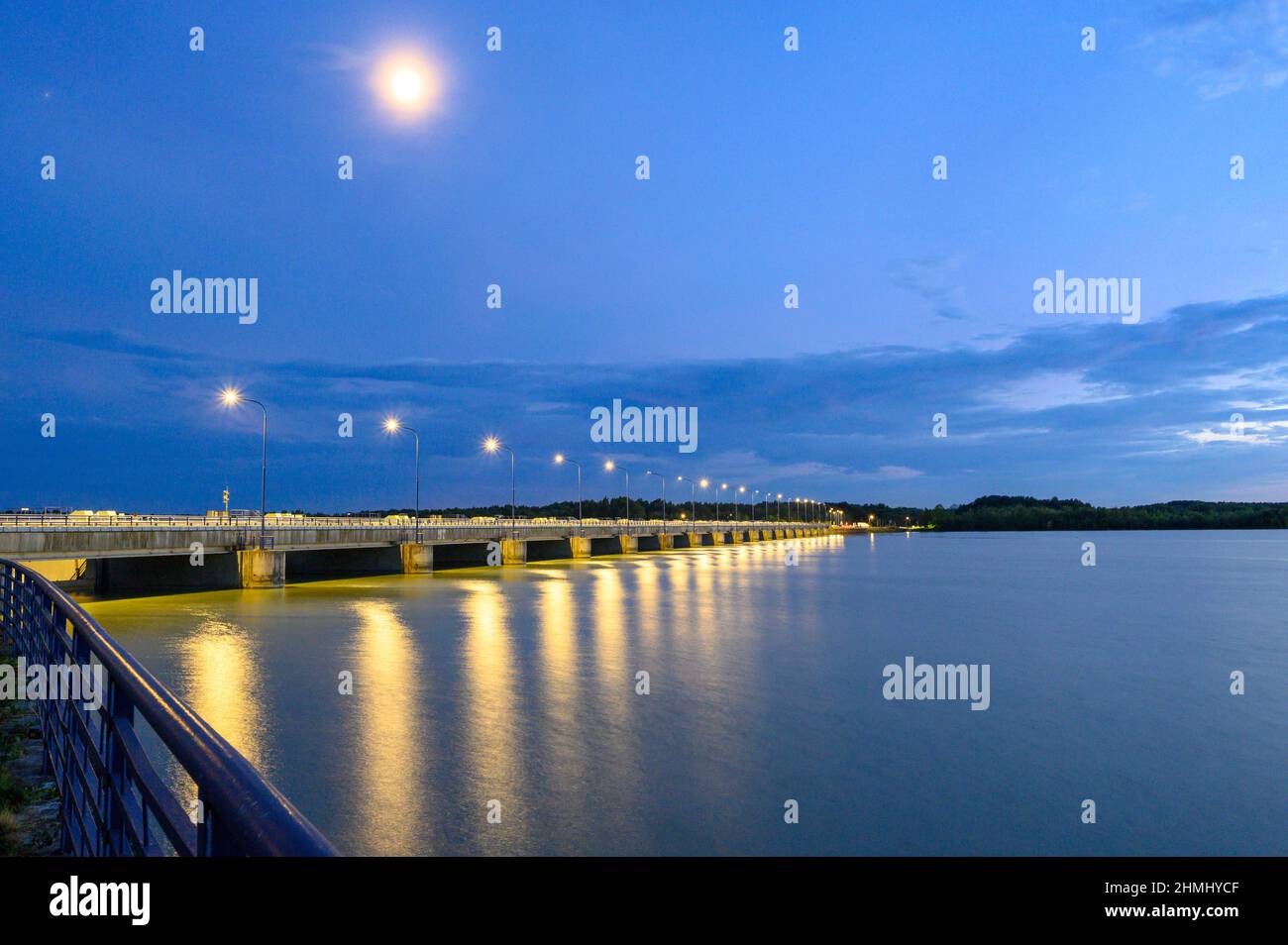 Brücke über das Wasserkraftwerk Cunovo bei blauem Licht am späten Abend Stockfoto