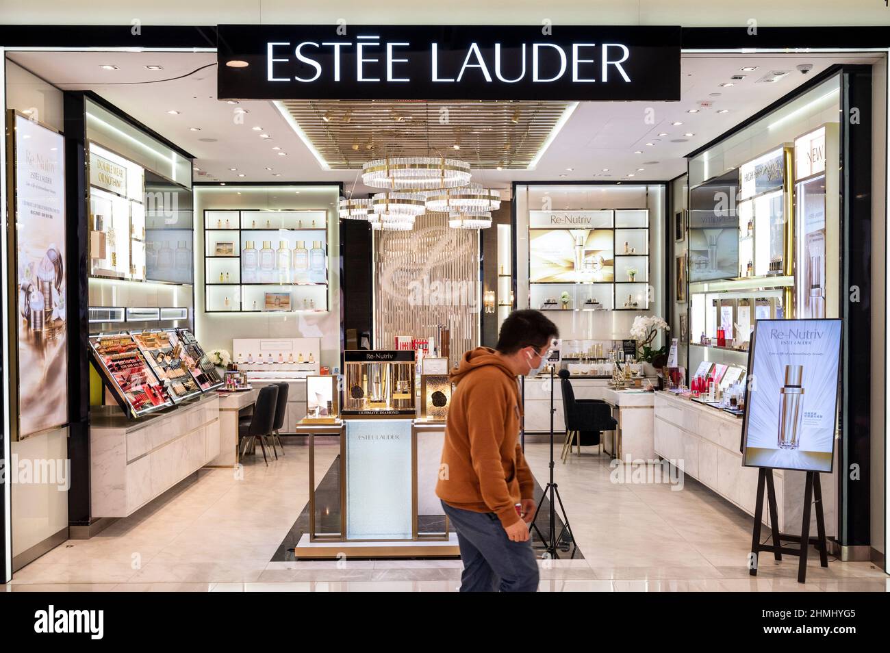 Hongkong, China. 17th Januar 2022. Ein Fußgänger geht an der amerikanischen multinationalen Hautpflege- und Kosmetikmarke Estée Lauder (Estee Lauder) in Hongkong vorbei. (Bild: © Budrul Chukrut/SOPA Images via ZUMA Press Wire) Stockfoto