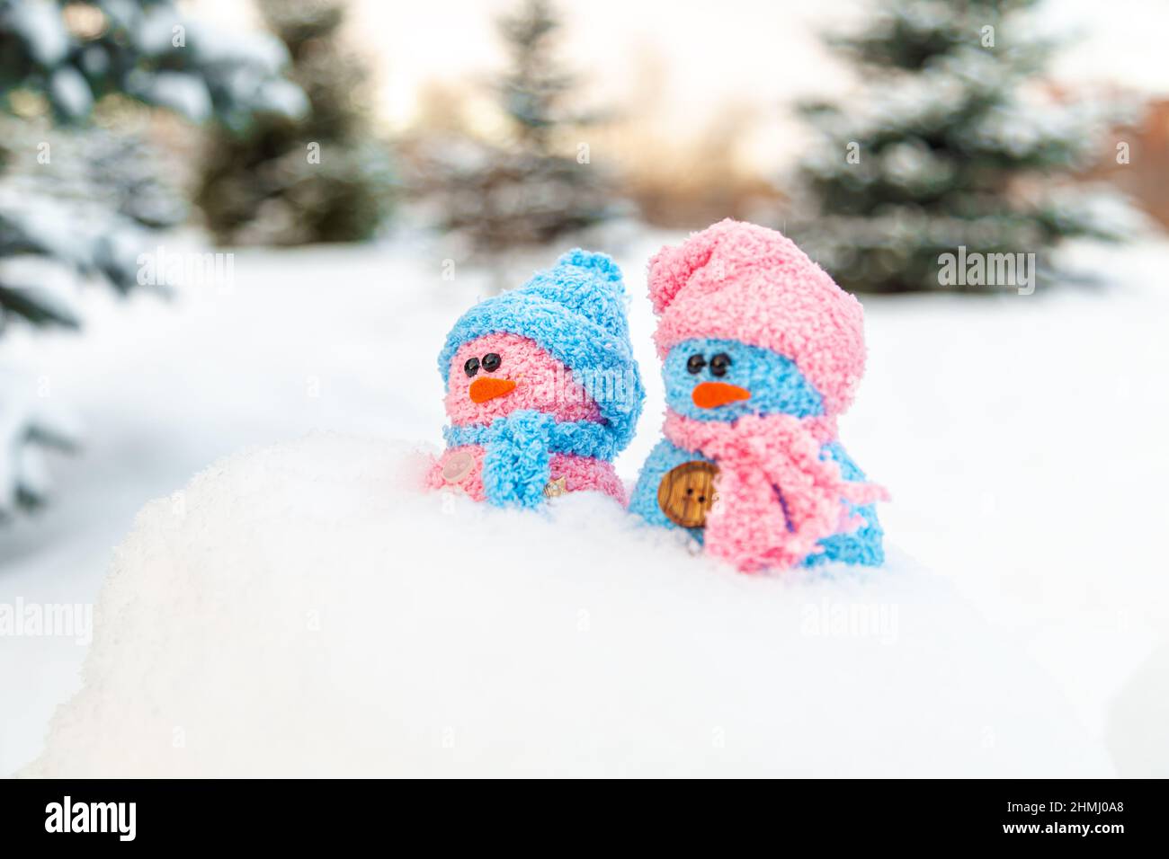 Niedliche hausgemachte Schneemänner mit Tüchern und Hüten. Winter's Tale. Grußkarte mit Kopierplatz. Winterhintergrund. Stockfoto