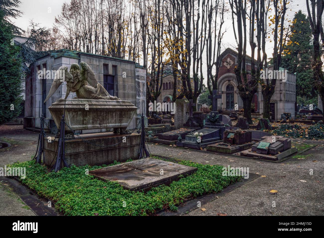 Mailand, Italien monumentaler Friedhof mit künstlerischen Gräbern und Denkmälern. Cimitero Monumentale Begräbnisplatz mit Grabskulpturen und Tempeln. Stockfoto