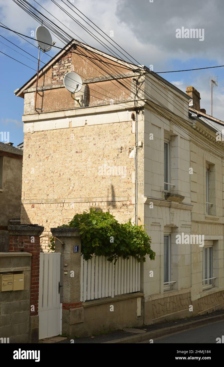 Typisch französische Architektur in einer Kleinstadt Stockfoto