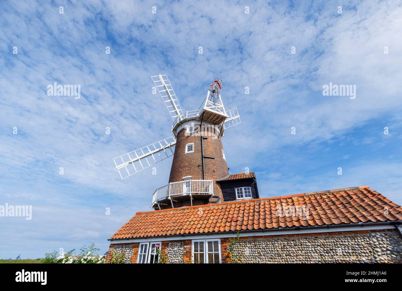 Cley Windmill, ein Wahrzeichen von Cley-Next-the-Sea, einem Küstendorf an der Nordküste von Norfolk, East Anglia, England, ist heute ein Hotel Stockfoto