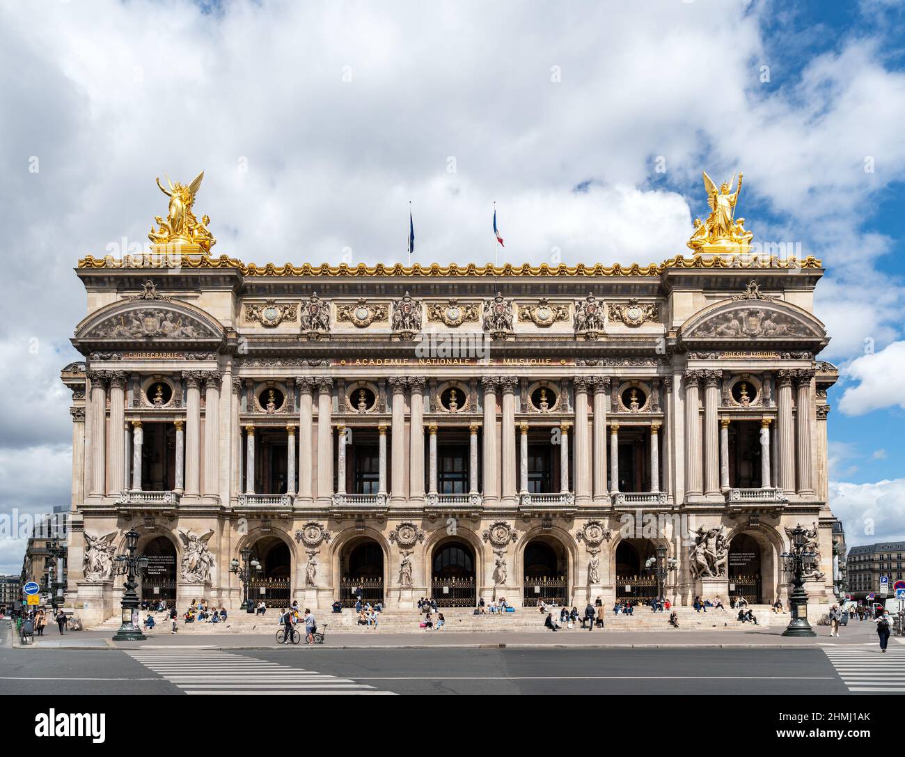 Pariser entspannen auf den Stufen der Opéra Garnier - Paris, Frankreich Stockfoto