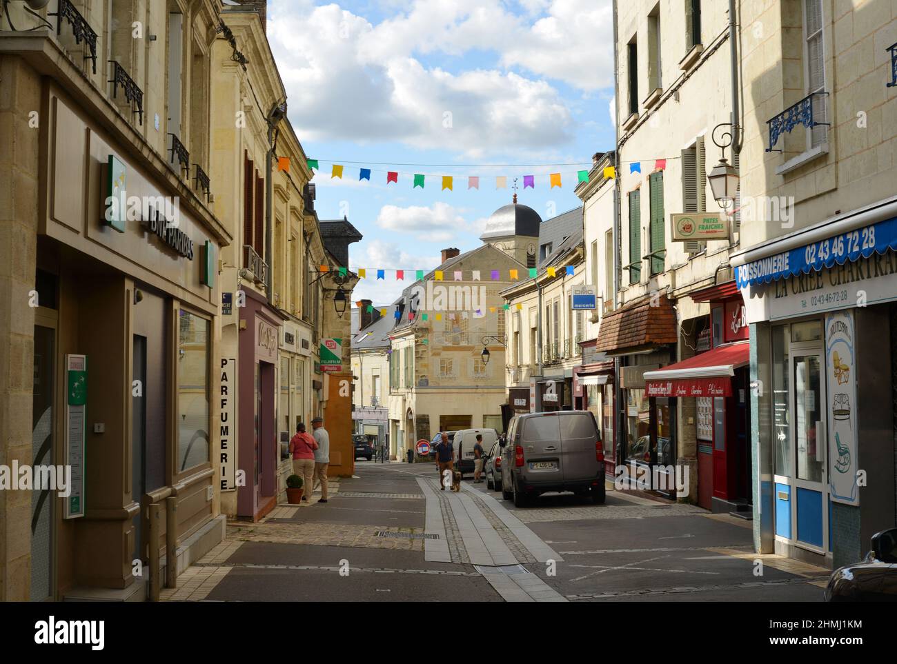 La Chartre, Frankreich, Hauptstraße mit Geschäften und traditionellen Häusern Stockfoto