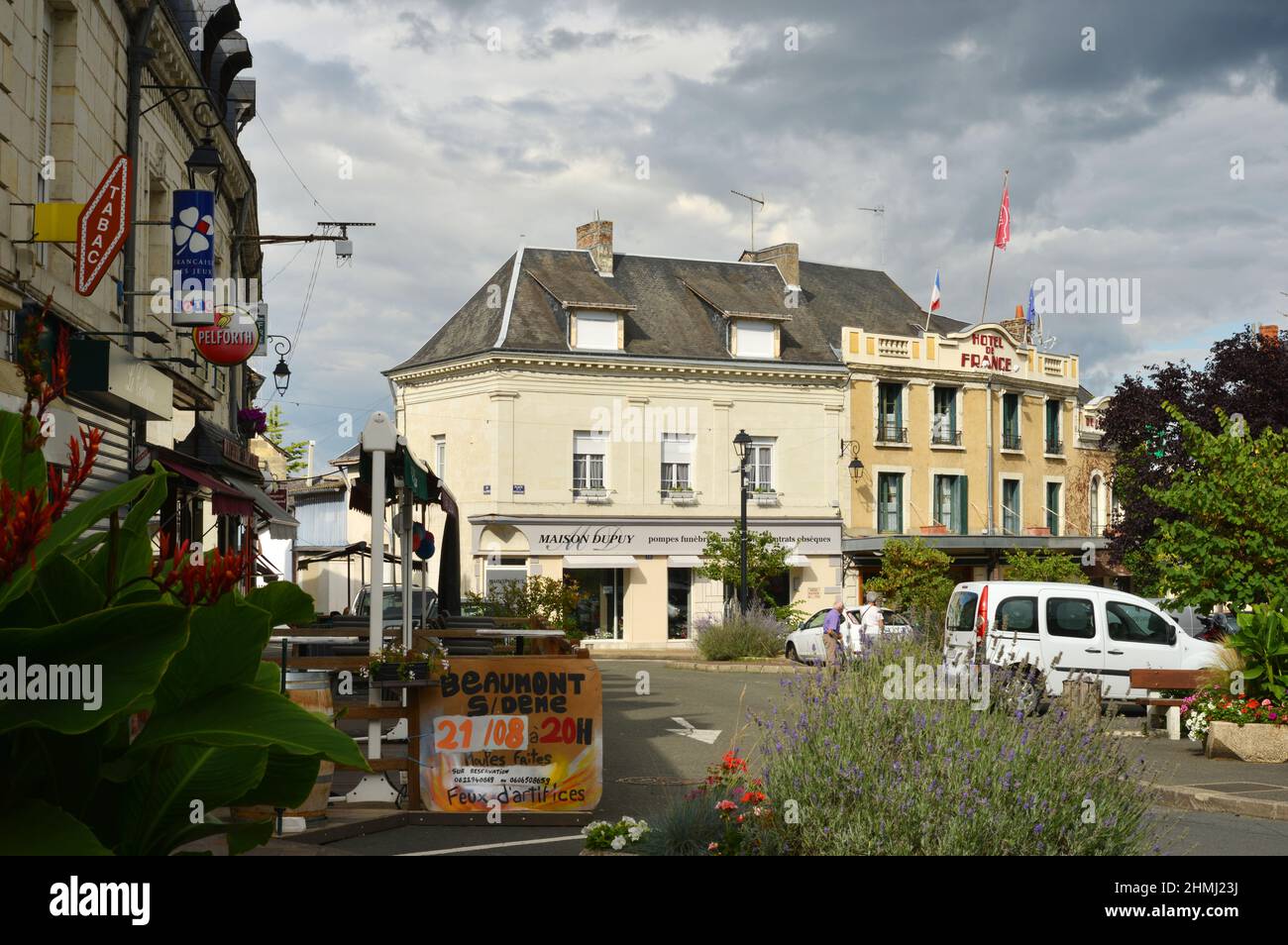 La Chartre, Frankreich, zentraler Platz mit Geschäften, Hotels und Restaurants Stockfoto