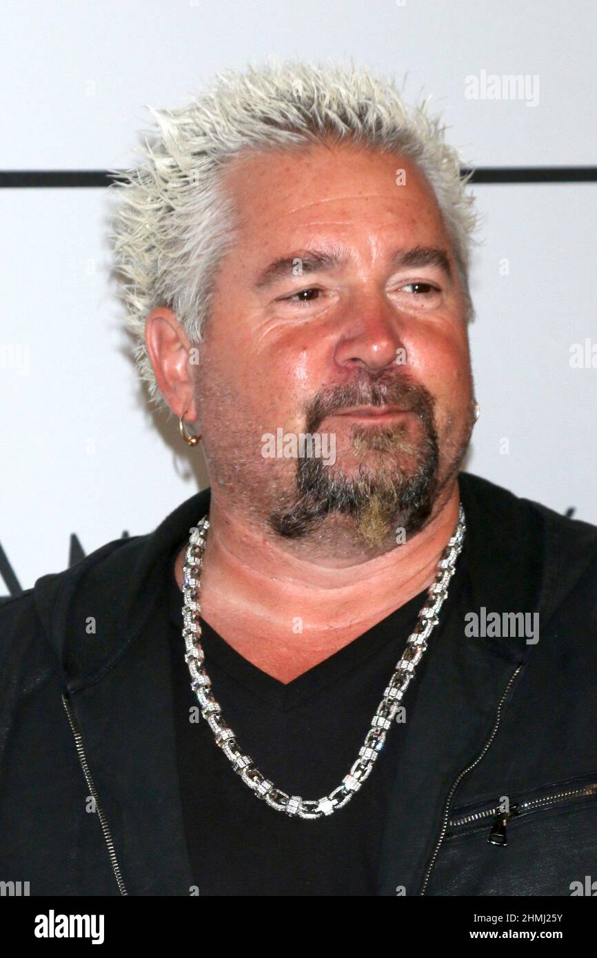 Los Angeles, Kalifornien. 9th. Februar 2022. Guy Fieri bei der Ankunft für die Fusion von Vets and Players (MVP) Charity Super Bowl Kick-Off Benefit Fundraiser, Academy LA Nightclub, Los Angeles, CA 9. Februar 2022. Kredit: Priscilla Grant/Everett Collection/Alamy Live Nachrichten Stockfoto