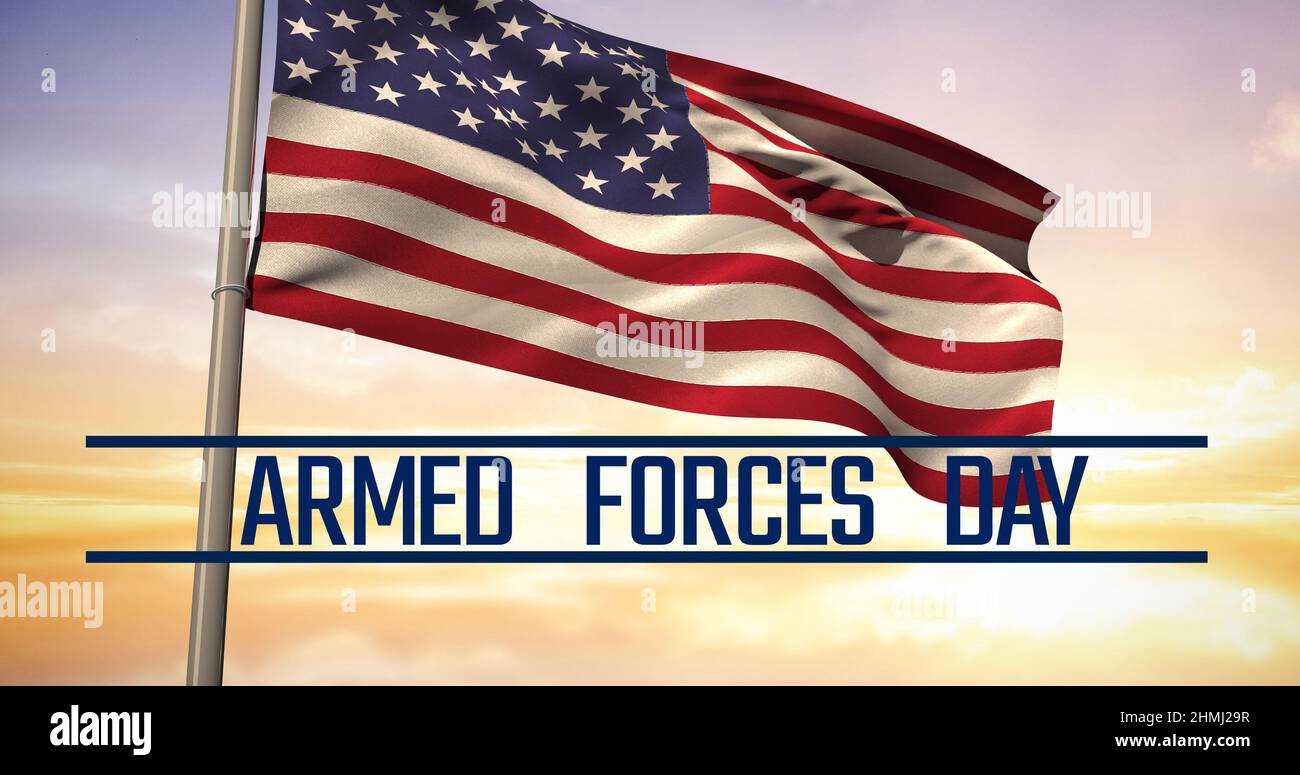 Digitales zusammengesetztes Bild des Tagestextes der Streitkräfte über der amerikanischen Flagge gegen den Himmel während des Sonnenuntergangs Stockfoto