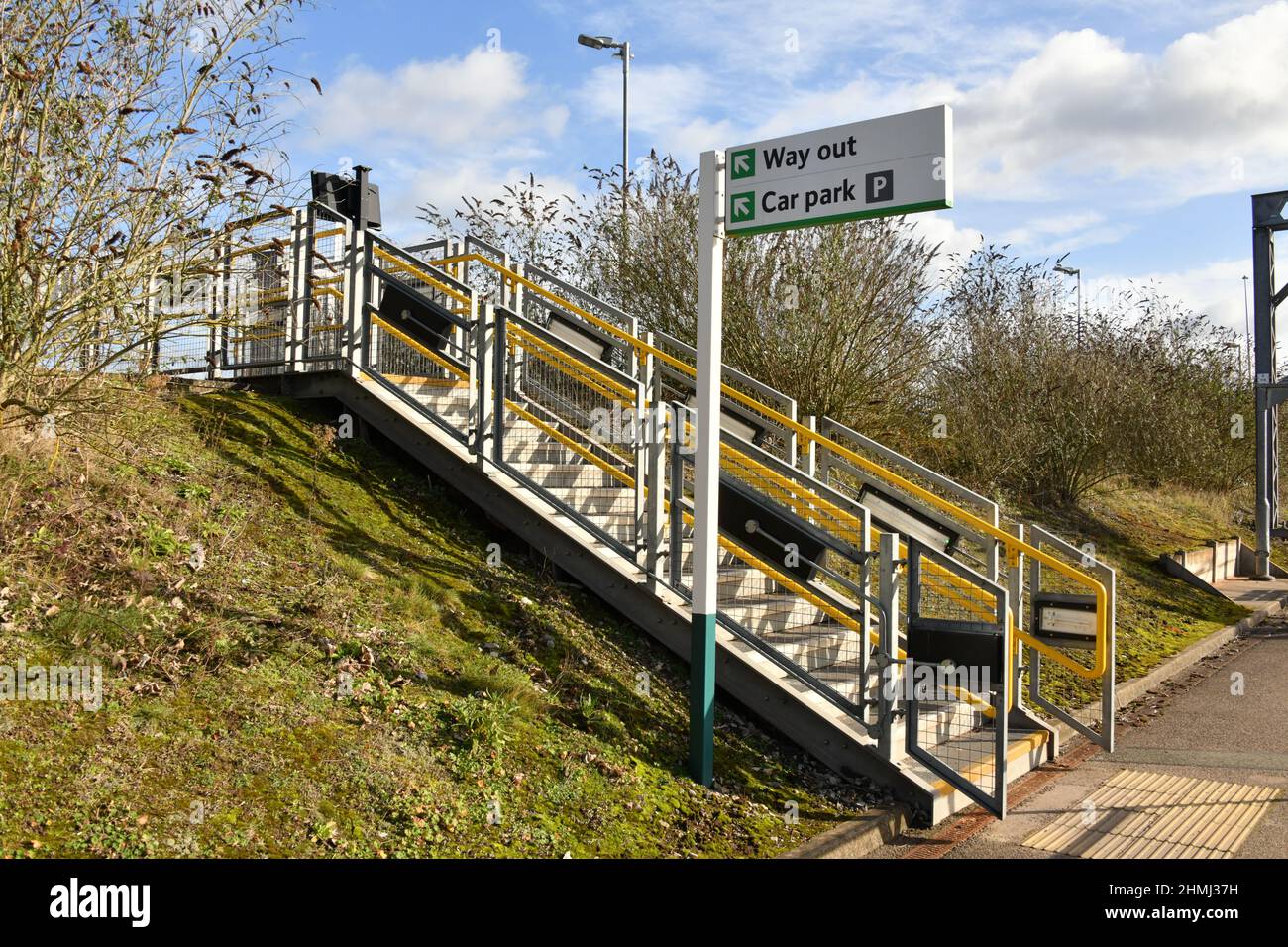 Neue Treppe zum Lichfield Trent Valley Bahnhof, Bahnsteig 2, gebaut ohne Zugang für Personen mit eingeschränkter Mobilität Stockfoto