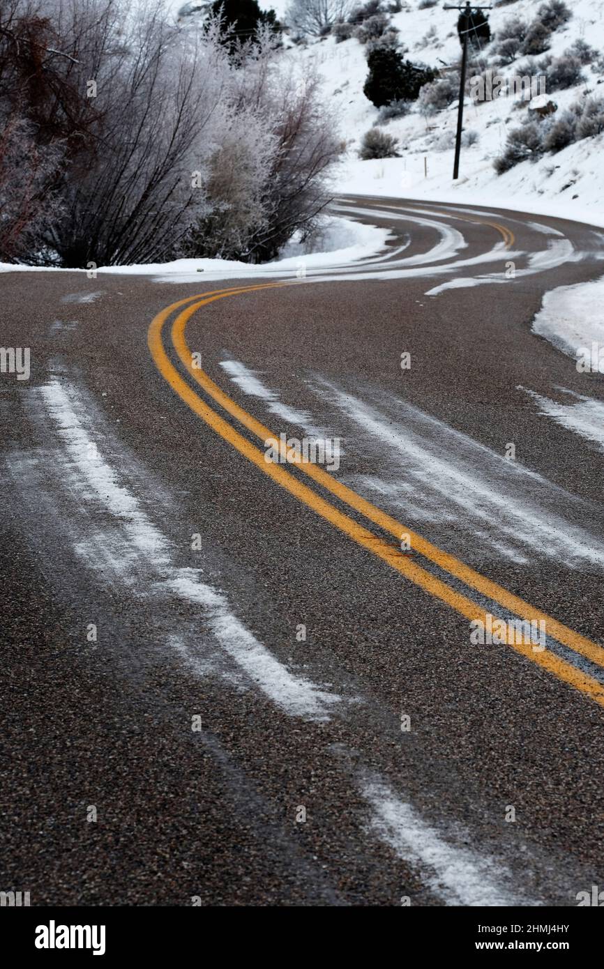 Winterliche Straße mit gelben Linien bedeckt mit Schnee für Reisen gefährliche Fahren Stockfoto