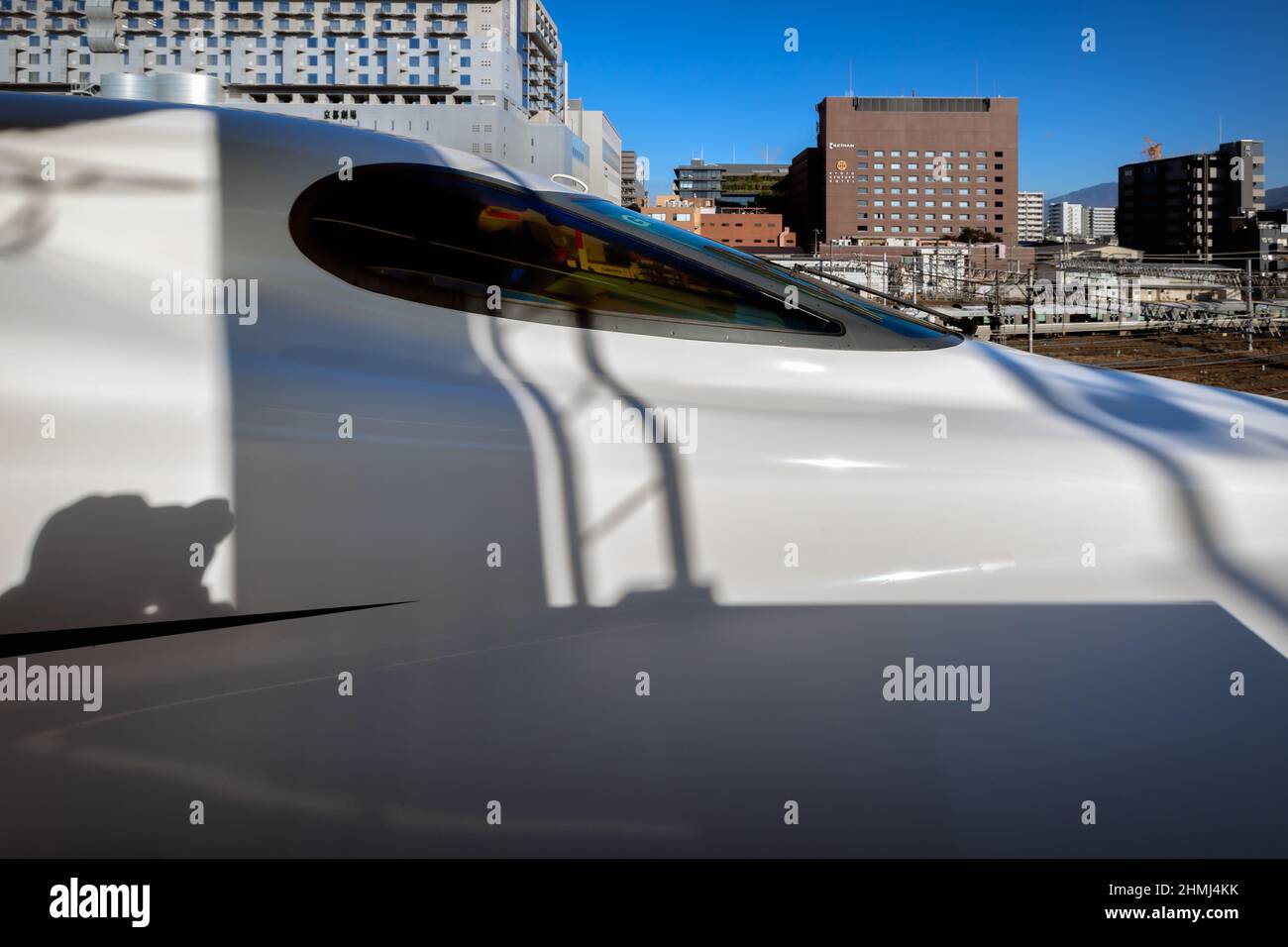Die Silhouette des Fotografen auf einem Hochgeschwindigkeitszug am Bahnhof in Kyoto, Japan. Stockfoto