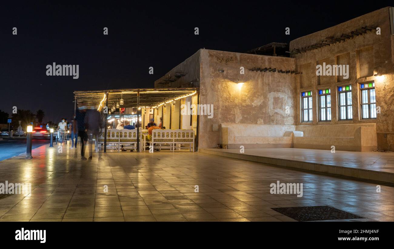 Wakrah, Katar - Dezember 12,2021 : Menschen genießen einen heißen Tee in einem Restaurant im wakrah souq.shot während der Nacht Stockfoto