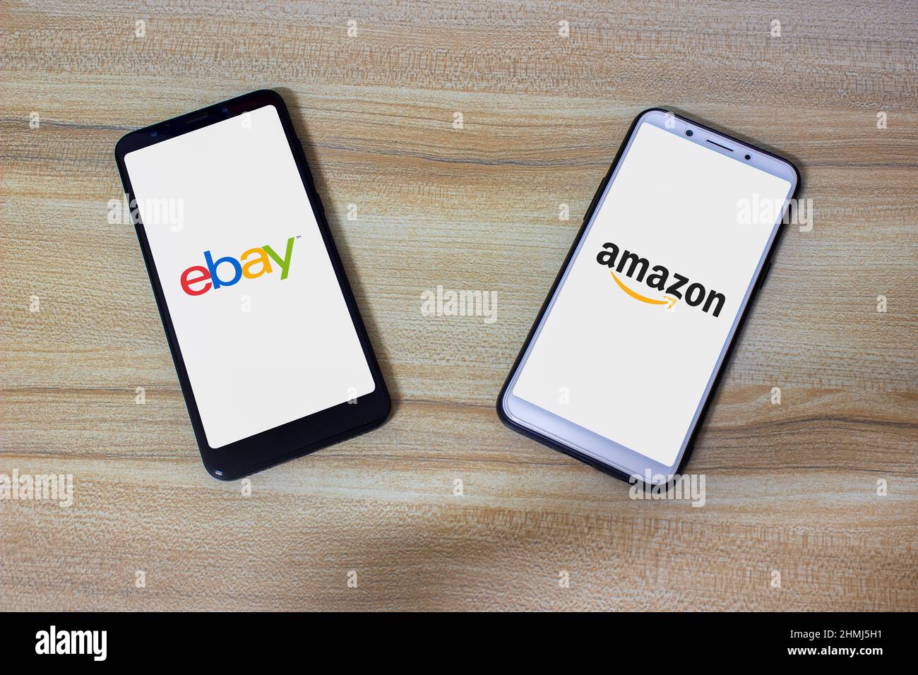 Dieses Konzept zeigt die Rivalität von ebay und amazon Stockfoto