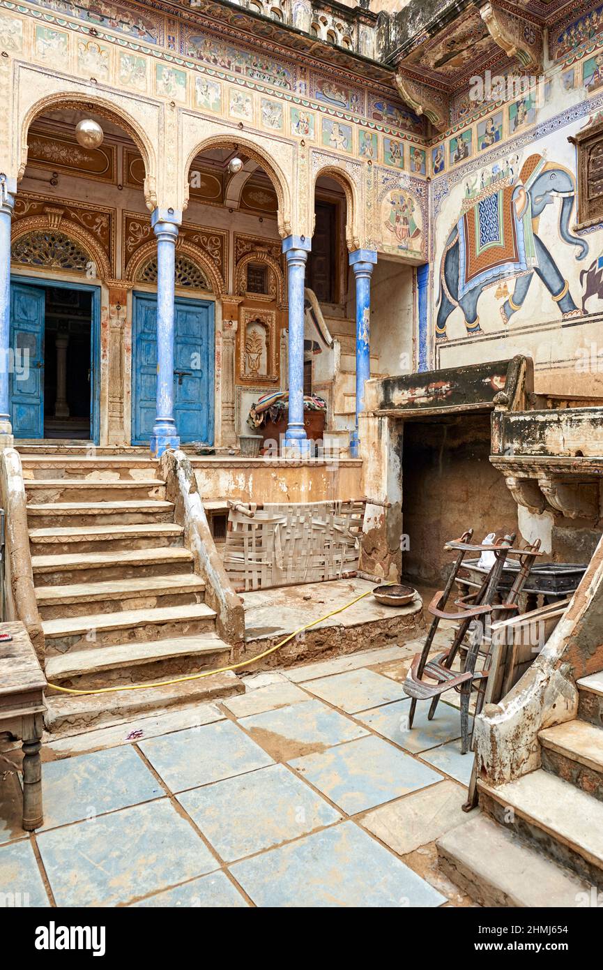 Indien, Rajasthan. Traditionell eingerichtetes Haus in Mandawa. Shekawati Stockfoto