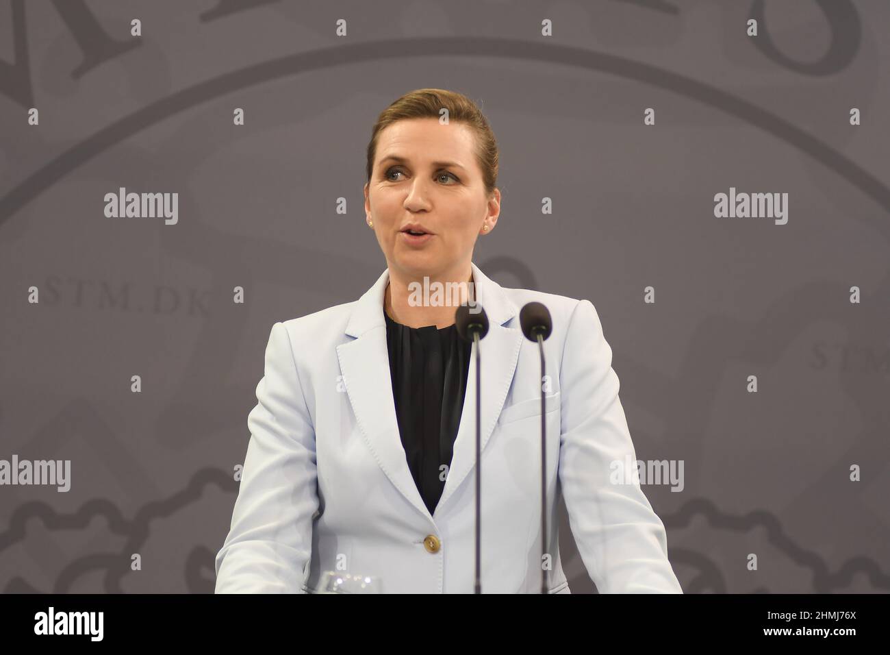 Kopenhagen/Dänemark./10. Februar 2022/Denamrk-Premierministerin Mette Frederiksen hält eine gemeinsame Pressekonferenz mit ihrem Verteidigungsminister zu ihrem lfet Morten Bodskov und zu ihrer Rechten Jeppe Kofod Miister für ausländische Affairns in Bezug auf ´Dänemark und die Vereinigten Staaten von Amerika (USA ) Die Pressekonferenz zu Sicherheits- und Verteidigungskooperationen findet in der Spiegelhalle im Prime Minmister Oiffce Building im danishc apital Copenhagen Denamrk statt. (Foto..Francis Joseph Dean/Dean Bilder) Stockfoto